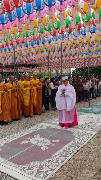 Partake in the Vesak Ceremony at Yonggungsa Cham Joeun Uri Temples